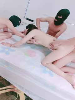 多人群P，多个白嫩妹子，床边操操，女上位三男战一女完胜榨汁机第03集海报剧照